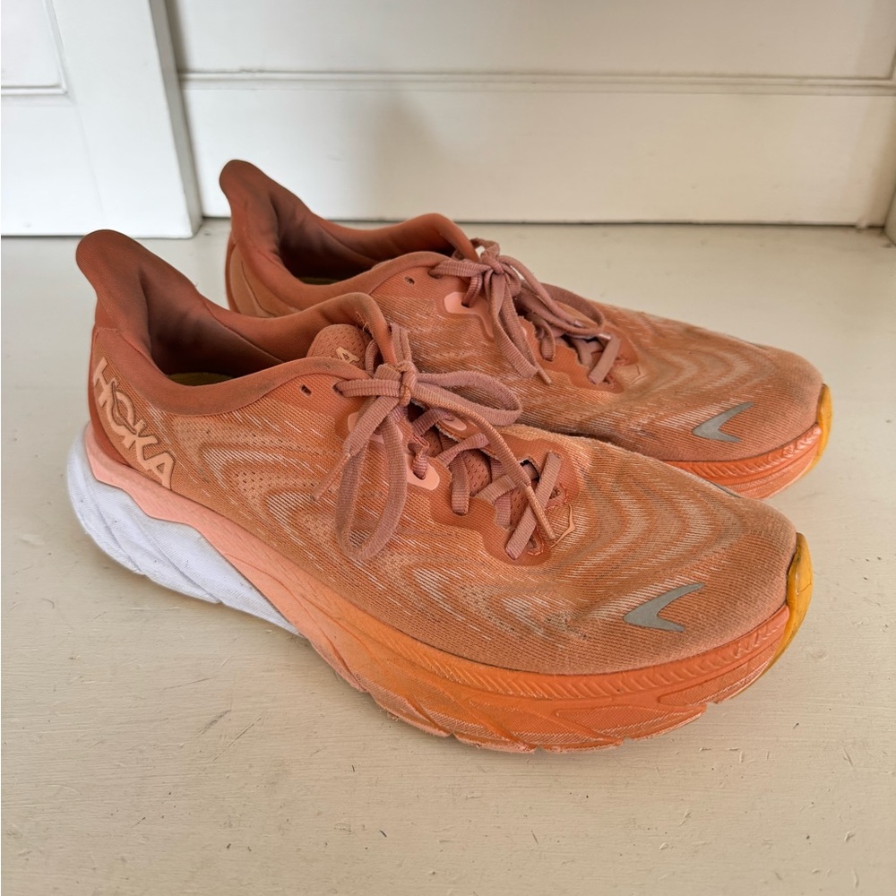 Hoka women’s coral pink Arahi 6 running shoes size 9B